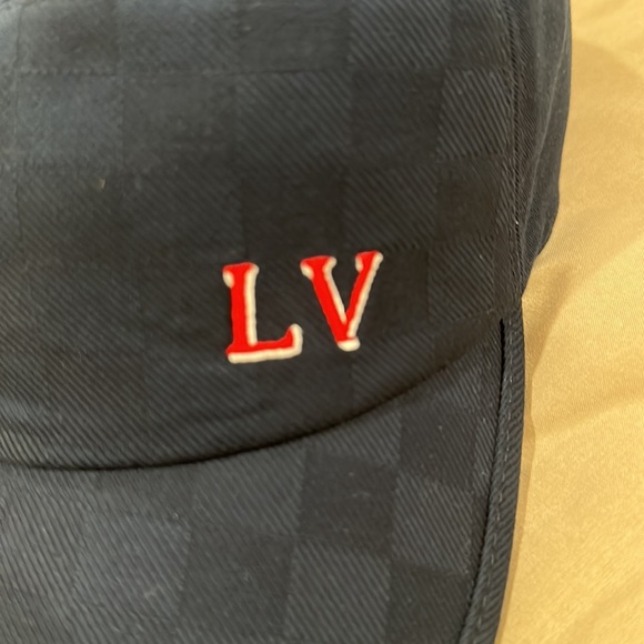 Louis Vuitton hat - Picture 2 of 8